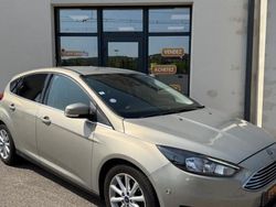 Beige Occasion 2017 Ford Focus Titanium Berline | 9 990 € (Bon prix)