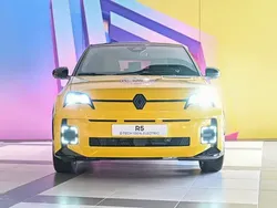 Jaune Nouvelle 2024 Renault R5 Iconic Citadine | 37 220 €