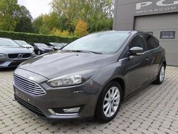 Gris Utilisé 2015 Ford Focus Trend Berline | 4 950 € (Prix juste)