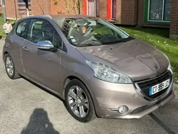 Beige Utilisé 2013 Peugeot 208 Citadine | 3 900 € (Prix assez cher)
