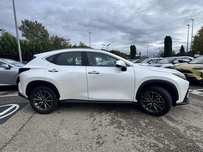 Blanc arctique métallisé Occasion 2025 Lexus NX350h Business Edition SUV | 57 240 € (Prix juste)