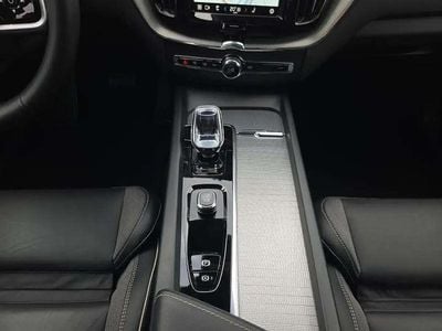Noir Occasion 2025 Volvo XC60 Plus SUV | 48 990 € (Prix juste)