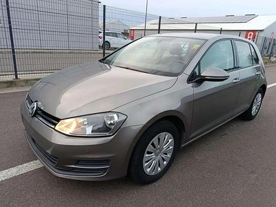 Gris Occasion 2015 VW Golf VII Trendline Berline | 10 900 € (Prix juste)