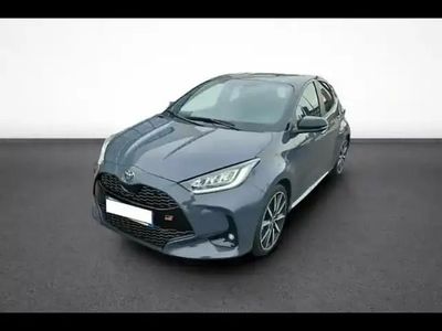 Biton gris météore / toit noir Nouvelle 2025 Toyota Yaris Hybrid Sport Berline | 27 980 € (Prix juste)