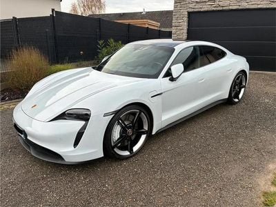 Blanc Occasion 2020 Porsche Taycan 4S Performance Package Berline | 64 900 € (Prix assez cher)