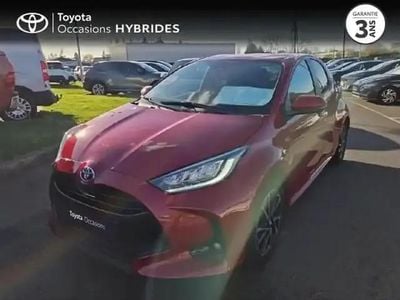 Rouge intense (n) Occasion 2024 Toyota Yaris Hybrid Design Berline | 21 990 € (Prix juste)