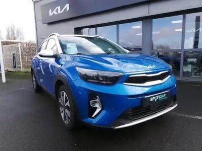 Bleu azur métallisé / toit blanc Occasion 2022 Kia Stonic SUV | 13 990 € (Super prix)