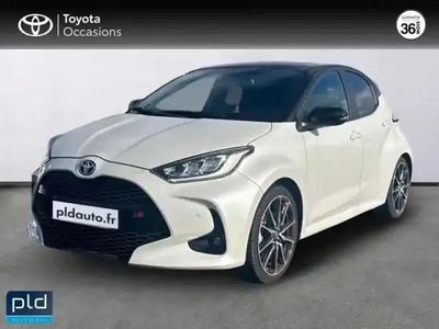 Biton blanc lunaire / toit noir Occasion 2023 Toyota Yaris Hybrid Sport Berline | 19 990 € (Prix juste)