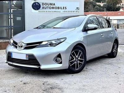 Gris Occasion 2015 Toyota Auris Hybrid Berline | 13 990 € (Prix juste)
