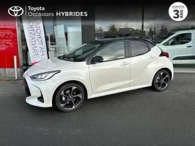 Biton blanc lunaire / toit noir Nouvelle 2025 Toyota Yaris Hybrid Berline | 25 790 € (Prix juste)