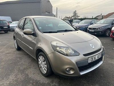 Beige Occasion 2011 Renault Clio II Dynamique Berline | 4 990 € (Prix assez cher)