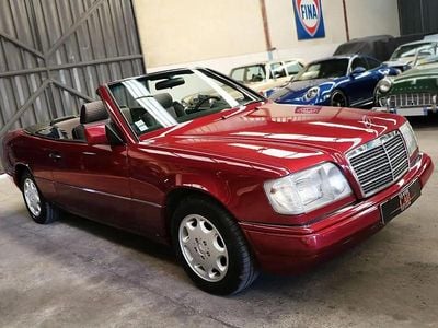 Rouge Occasion 1993 Mercedes E220 Cabriolet | 22 900 €