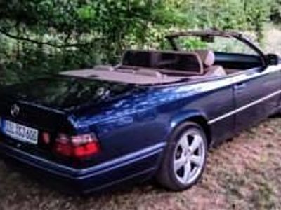 Bleu Occasion 1996 Mercedes E220 Cabriolet | 19 950 €