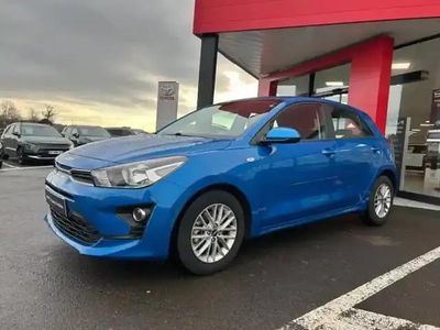 Bleu azur métallisé Occasion 2023 Kia Rio Active Berline | 15 980 € (Prix assez cher)