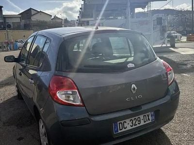 Gris Occasion 2007 Renault Clio II Dynamique Berline | 2 690 € (Prix juste)