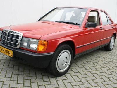 Rouge Occasion 1985 Mercedes 190 Berline | 19 900 €