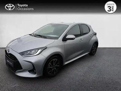 Gris minéral (m) Occasion 2023 Toyota Yaris Hybrid Design Berline | 20 480 € (Prix juste)
