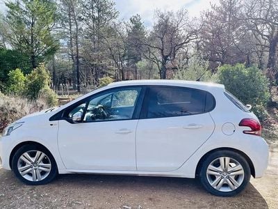 Blanc Occasion 2017 Peugeot 208 Style Citadine | 5 900 € (Prix juste)
