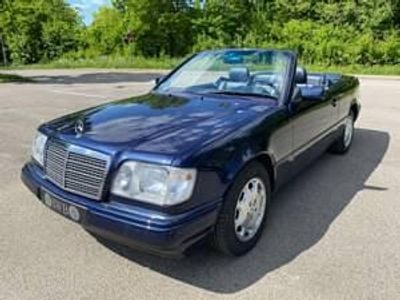 Bleu Occasion 1994 Mercedes E220 Cabriolet | 24 500 €
