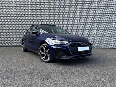 Bleu navarre métallisé Nouvelle 2025 Audi A3 Sportback e-tron S-Line Citadine | 50 990 € (Prix assez cher)