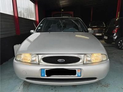 Gris Occasion 1996 Ford Fiesta Ghia Citadine | 2 200 €