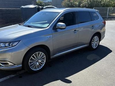 Gris Occasion 2019 Mitsubishi Outlander P-HEV Intense SUV | 12 990 € (Bon prix)