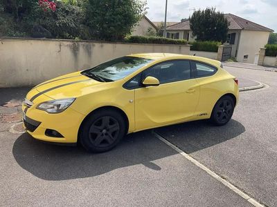 Jaune Occasion 2011 Opel Astra GTC Cosmo Coupé | 6 400 €
