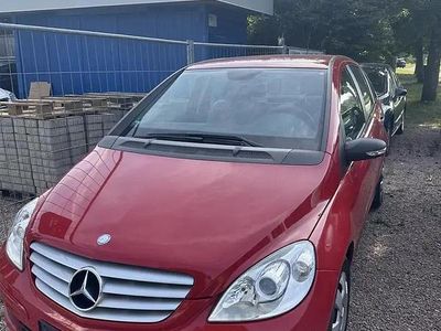 Rouge Occasion 2007 Mercedes B180 Monospace | 2 900 €