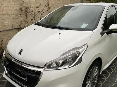 Blanc Occasion 2018 Peugeot 208 Allure Citadine | 8 000 € (Prix juste)