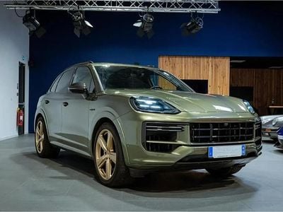 Vert Occasion 2024 Porsche Cayenne Turbo E-Hybrid SUV | 194 900 € (Prix juste)