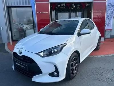 Blanc lunaire (n) Occasion 2023 Toyota Yaris Hybrid Berline | 18 990 € (Bon prix)