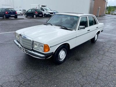 Blanc Occasion 1976 Mercedes 220 Berline | 6 000 €