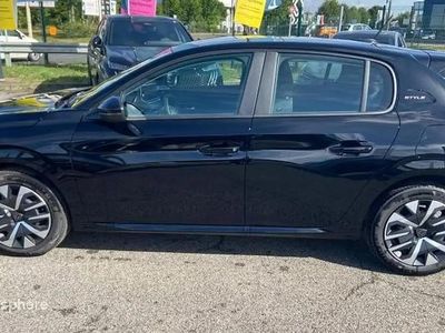 Noir Nouvelle 2025 Peugeot 208 Style Citadine | 22 990 € (Prix assez cher)