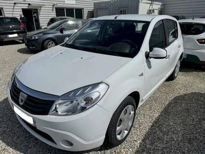 Blanc Occasion 2010 Dacia Sandero Lauréate Berline | 5 690 € (Prix assez cher)