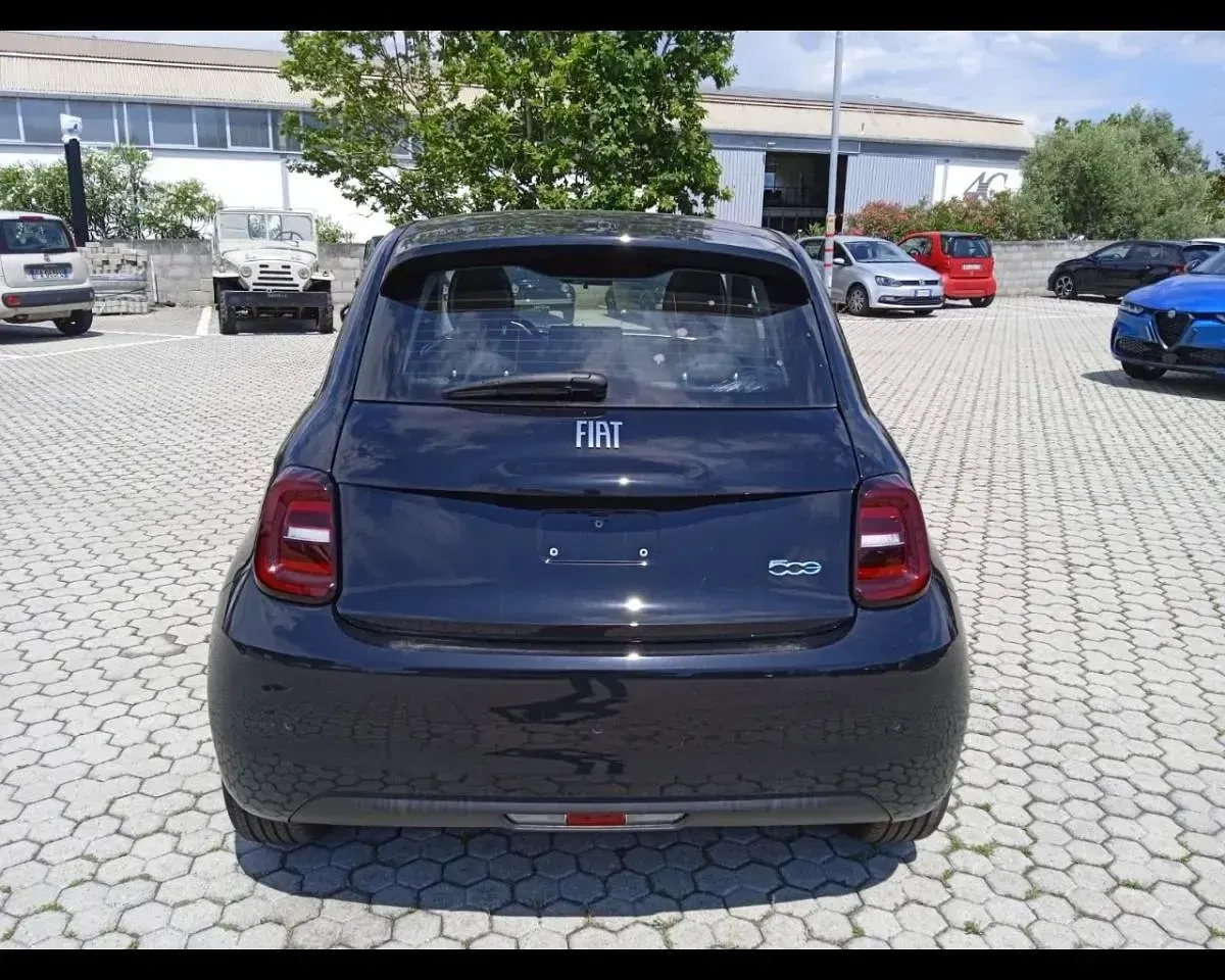 Usata Fiat 500e Icon 86 kW (118 CV) 2023 Nero Utilitaria