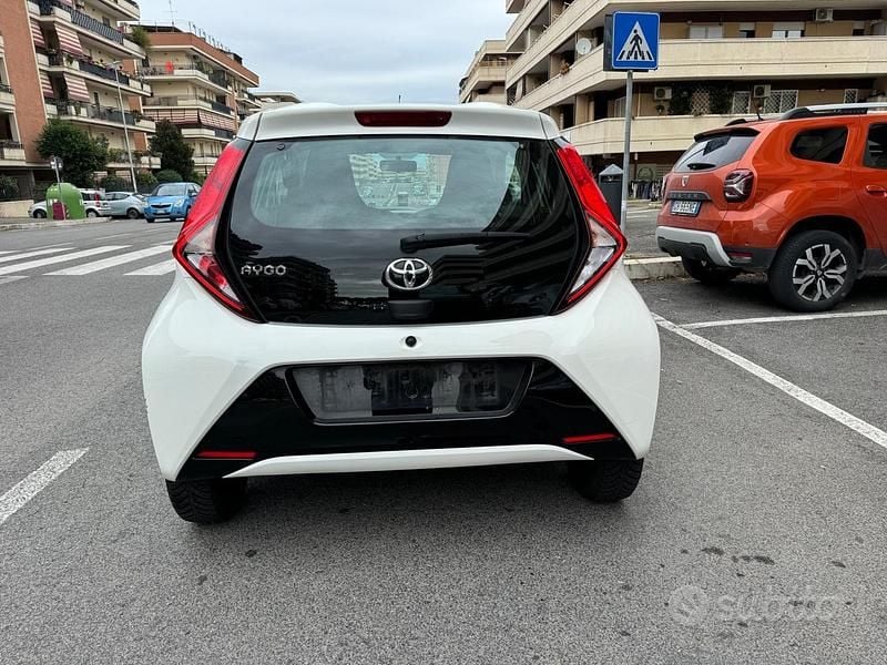 Second-hand Toyota Aygo Connect Style 72 CP (52 kW) 2020 Alb Hatchback