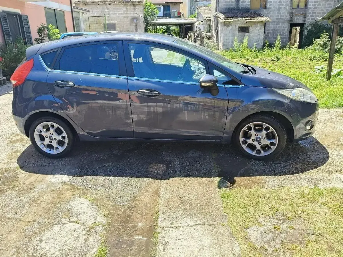 Usata Ford Fiesta Titanium 70 CV (51 kW) 2012 Grigio Utilitaria