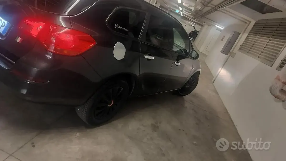 Usata Opel Astra 101 CV (74 kW) 2012 Nero Station wagon