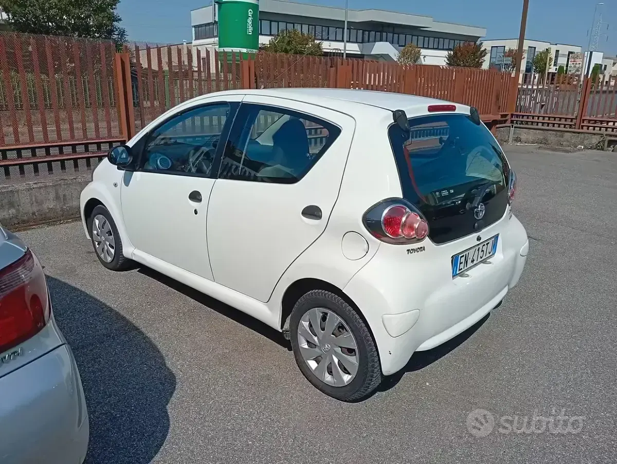 Usata Toyota Aygo 68 CV (50 kW) 2012 Bianco Utilitaria