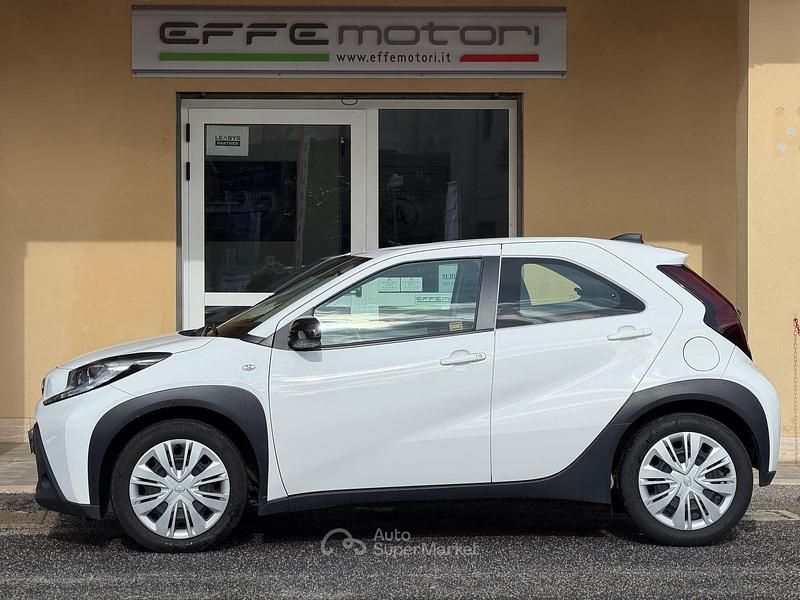 Usata Toyota Aygo Active 72 CV (52 kW) 2023 Bianco Utilitaria