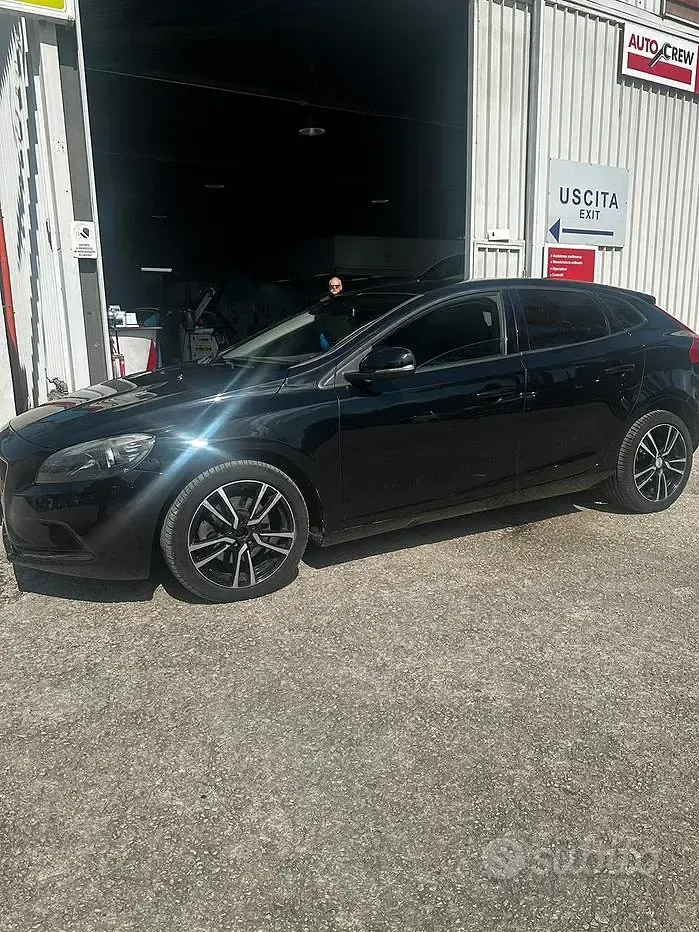 Usata Volvo V40 120 CV (88 kW) 2016 Nero Berlina