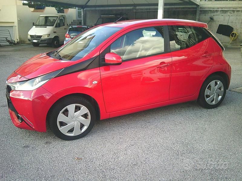 Usata Toyota Aygo X-play 69 CV (50 kW) 2016 Rosso Utilitaria