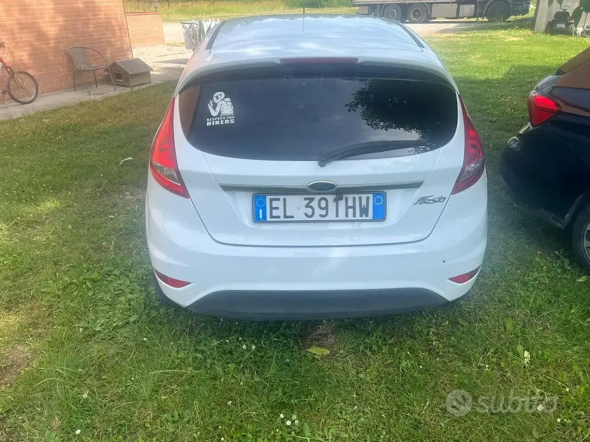 Usata Ford Fiesta Titanium 70 CV (51 kW) 2012 Bianco Berlina