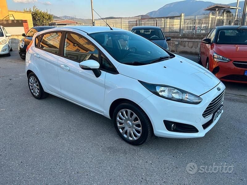 Usata Ford Fiesta 75 CV (55 kW) 2013 Bianco Utilitaria