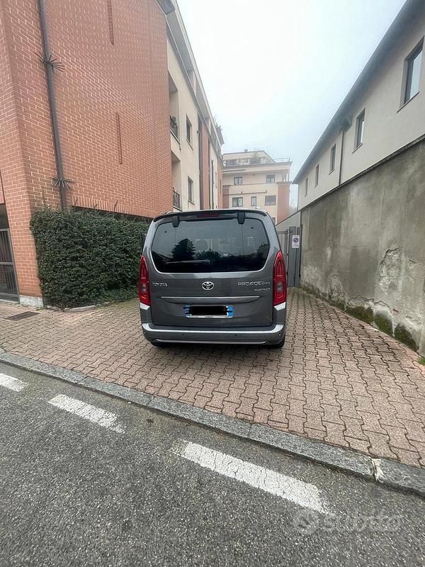 Gebraucht Toyota Proace Verso City 100 kW (136 PS) 2023 Grau Kombi