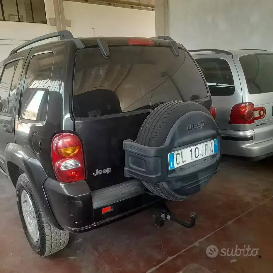 Usata Jeep Cherokee 143 CV (105 kW) 2004 Nero SUV