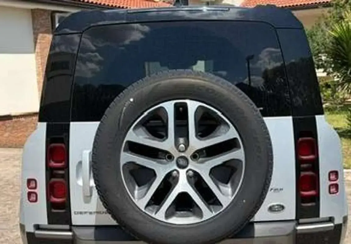 Usata Land Rover Defender SE Dynamic 249 CV (183 kW) 2022 Argento SUV