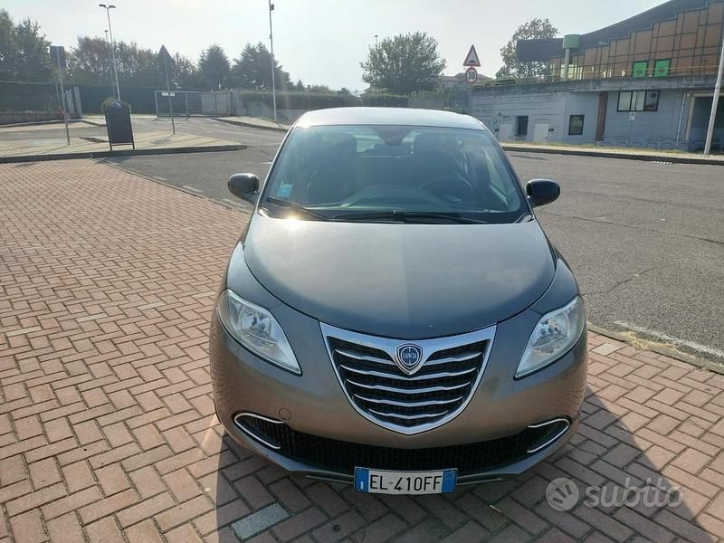 Usata Lancia Ypsilon 80 CV (58 kW) 2014 Grigio Utilitaria