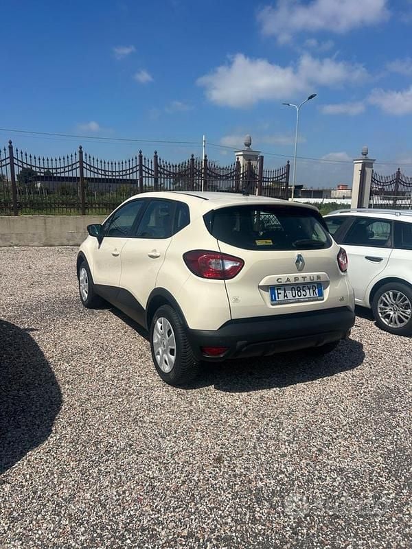 Usata Renault Captur 90 CV (66 kW) 2015 Beige SUV