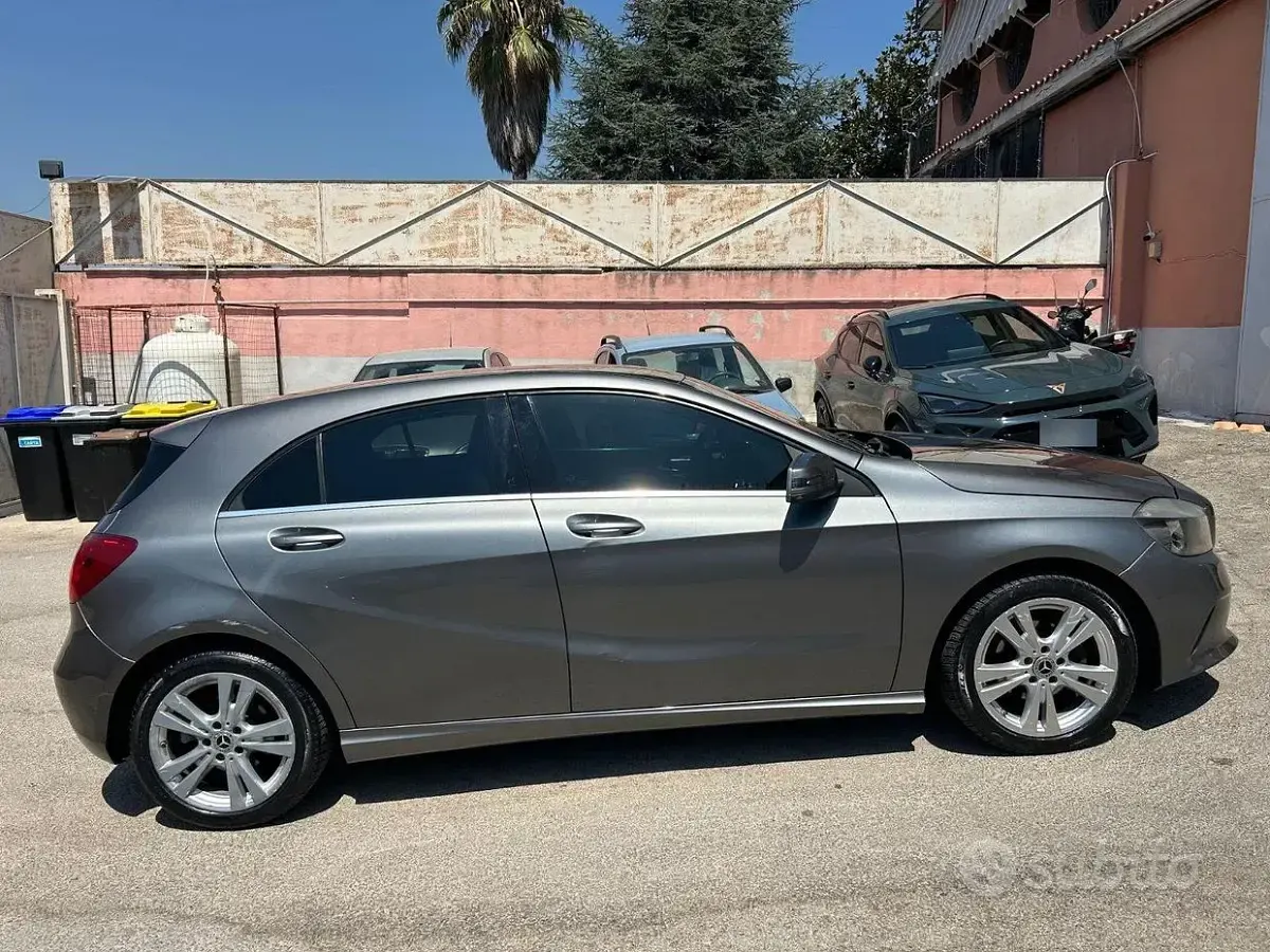 Usata Mercedes A180 109 CV (80 kW) 2017 Grigio Utilitaria
